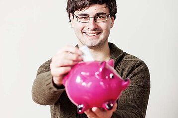 Studierender und Sparschwein