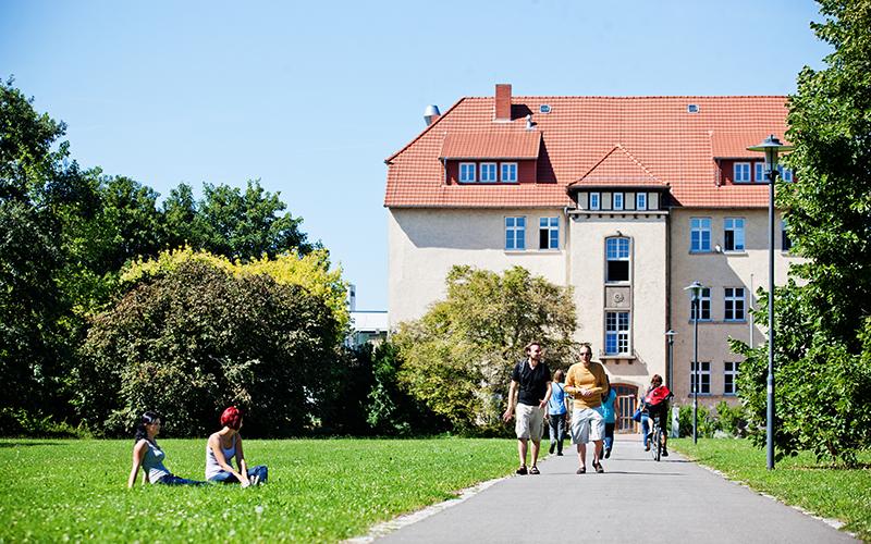 Der Campus Leipziger Straße ist vom Hauptcampus nur fünf Minuten mit der Bahn entfernt